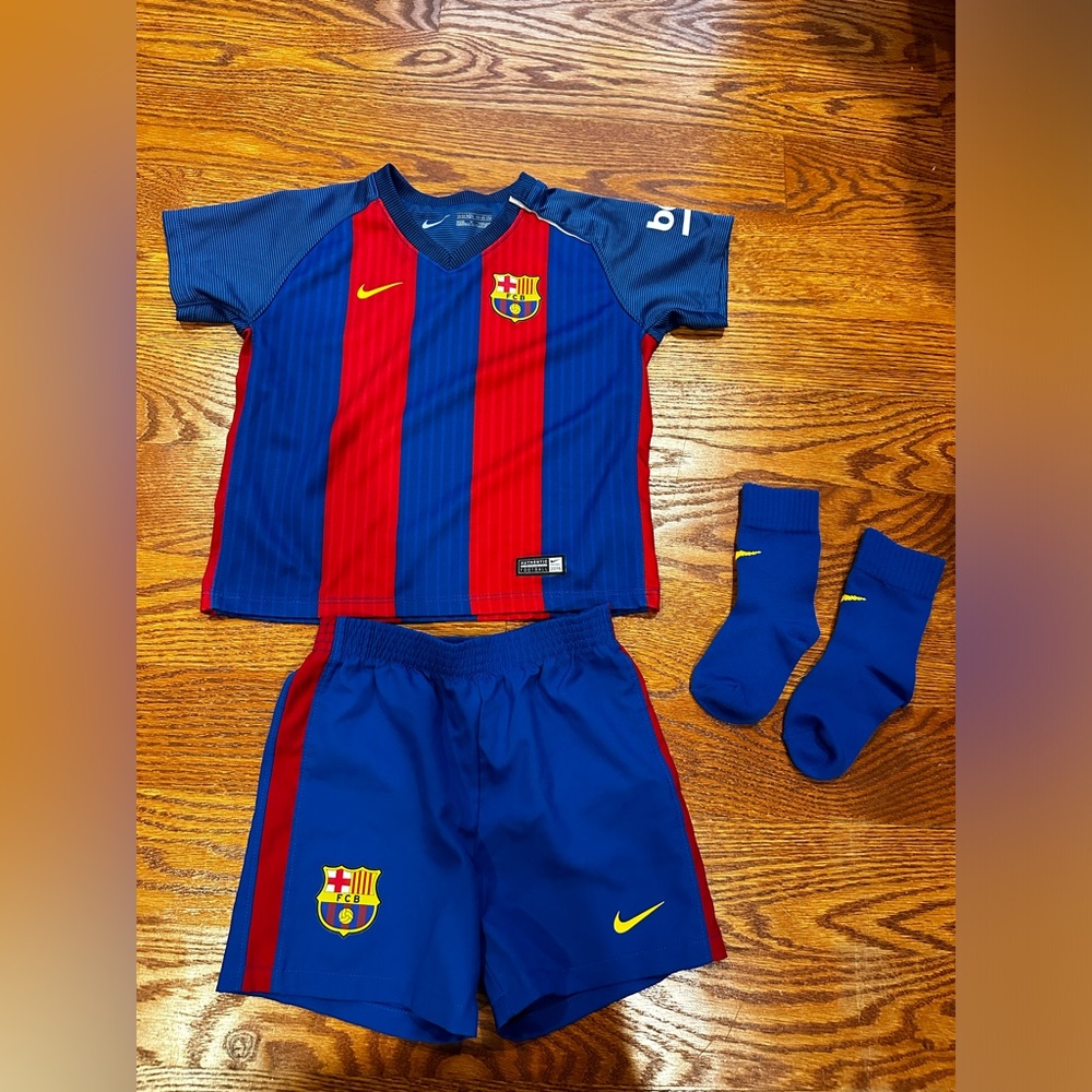 Nike soccer infant set. Like NEW size 18-24 months